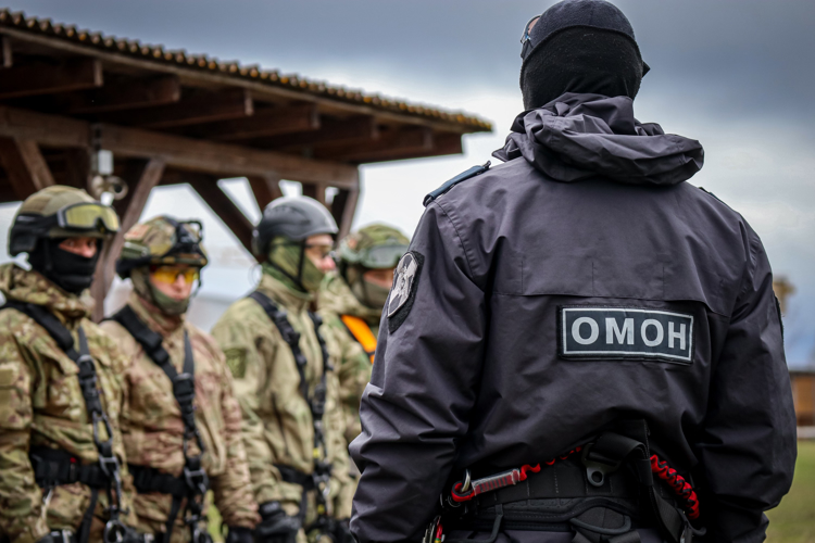 Псковские росгвардейцы отработали беспарашютное десантирование под Петербургом