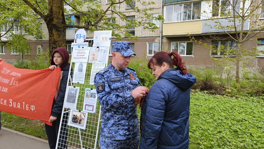 В Пскове прошла патриотическая акция «Библиогид по улицам Героев Победы»