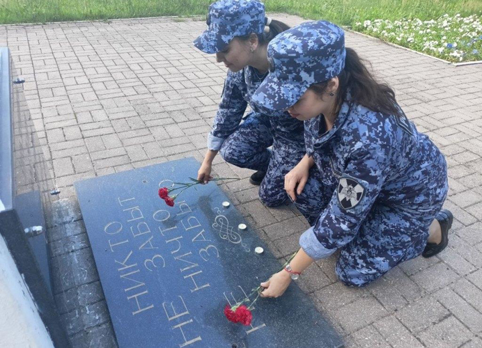 Акцию «Свеча Памяти» поддержали росгвардейцы Псковской области