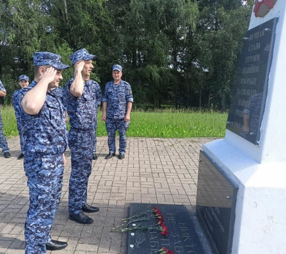 Акцию «Свеча Памяти» поддержали росгвардейцы Псковской области