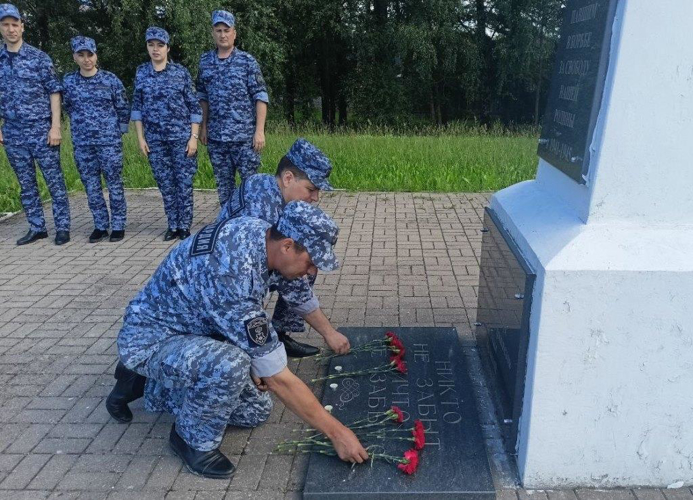 Акцию «Свеча Памяти» поддержали росгвардейцы Псковской области