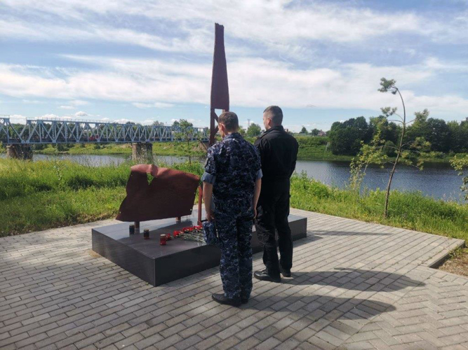 Акцию «Свеча Памяти» поддержали росгвардейцы Псковской области