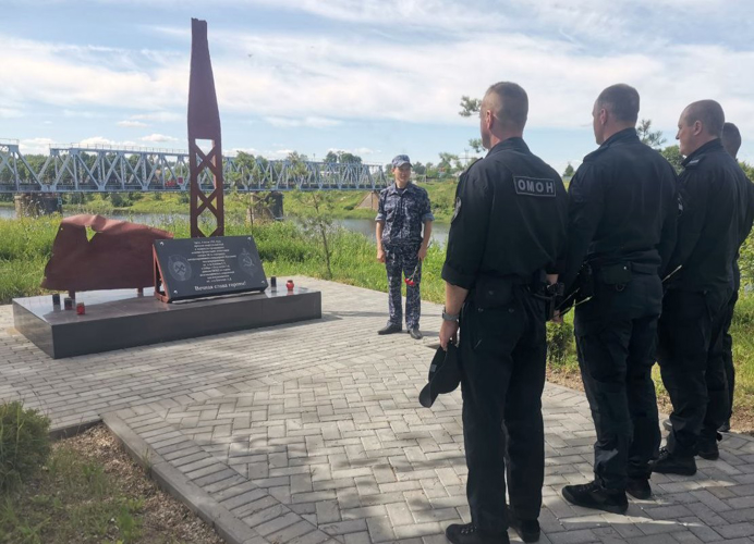 Акцию «Свеча Памяти» поддержали росгвардейцы Псковской области