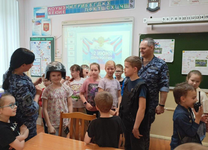Псковские росгвардейцы в рамках Всероссийского проекта «Каникулы с Росгвардией»  встретились с детьми из школьного лагеря