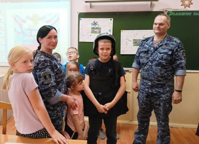 Псковские росгвардейцы в рамках Всероссийского проекта «Каникулы с Росгвардией»  встретились с детьми из школьного лагеря