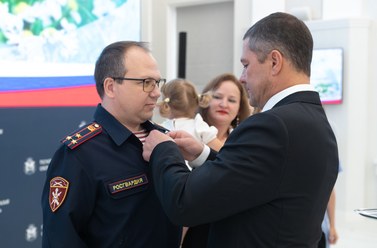 Многодетной семье росгвардейца вручили медаль «Родительская слава Псковской области»