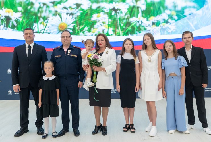 Многодетной семье росгвардейца вручили медаль «Родительская слава Псковской области»