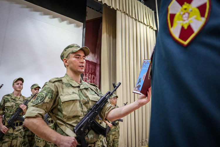 Призванные на службу в Росгвардию псковичи приняли Военную присягу в Ленинградской области