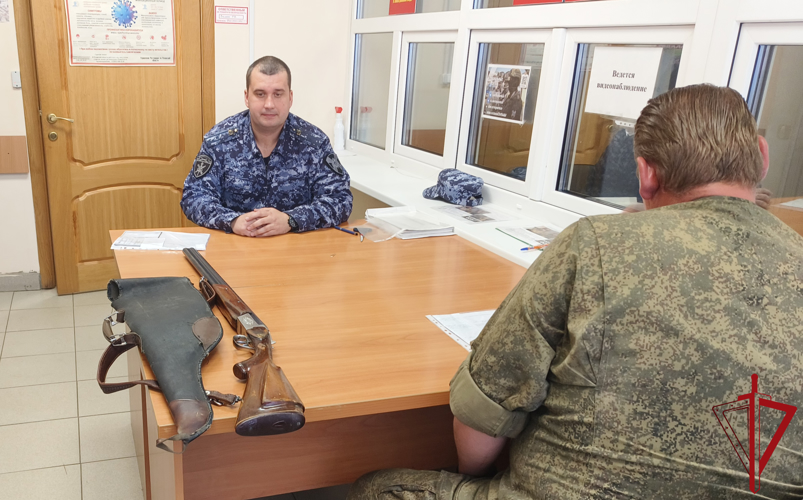 В Псковской области Росгвардия обеспечивает передачу гражданского оружия в воинские части