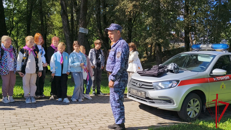 В Псковской области продолжается всероссийская акция «Каникулы с Росгвардией» 