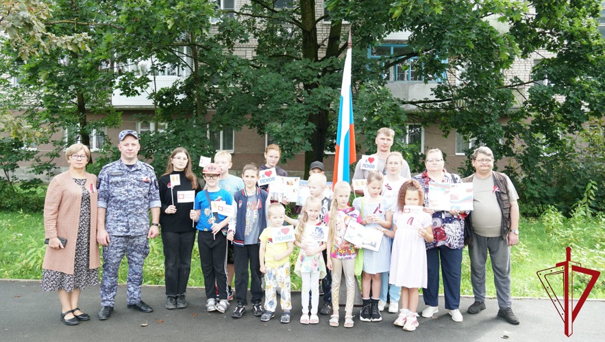 Псковские росгвардейцы приняли участие в мероприятиях ко Дню государственного флага