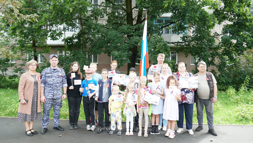 Псковские росгвардейцы приняли участие в мероприятиях ко Дню государственного флага