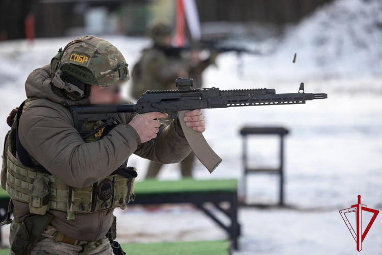 Сотрудник псковского СОБР «Гепард» Росгвардии завоевал первое место в соревнованиях по практической стрельбе