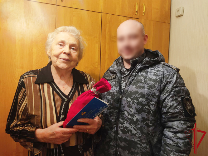 В Пскове росгвардейцы поздравили вдову ветерана войск правопорядка с Новым годом и Рождеством
