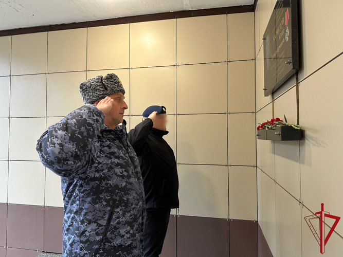 В Пскове росгвардейцы почтили память погибшего товарища