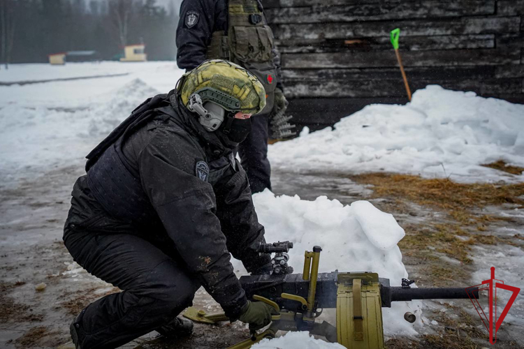 Под Петербургом Псковские  росгвардейцы, вместе с коллегами других  регионов страны отработали стрельбу из гранатометов и снайперских винтовок
