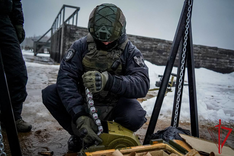 Под Петербургом Псковские  росгвардейцы, вместе с коллегами других  регионов страны отработали стрельбу из гранатометов и снайперских винтовок