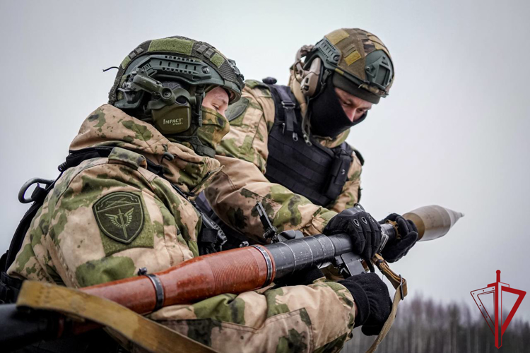 Под Петербургом Псковские  росгвардейцы, вместе с коллегами других  регионов страны отработали стрельбу из гранатометов и снайперских винтовок