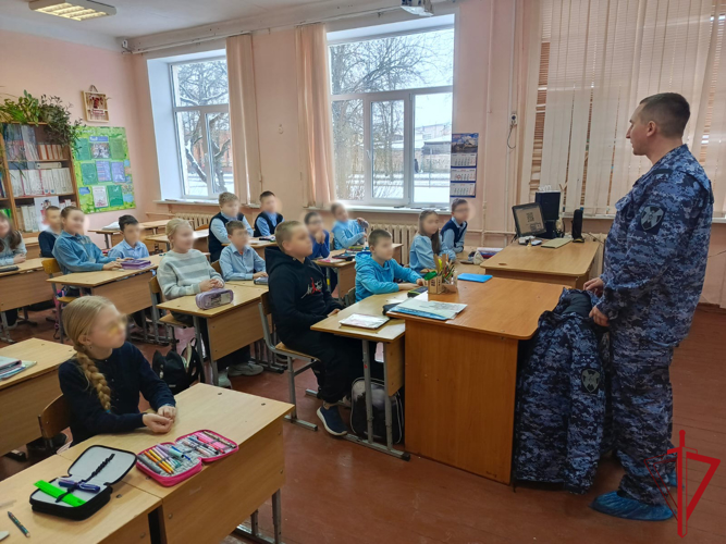 В Пскове военнослужащие регионального управления Росгвардии провели «Урок мужества»