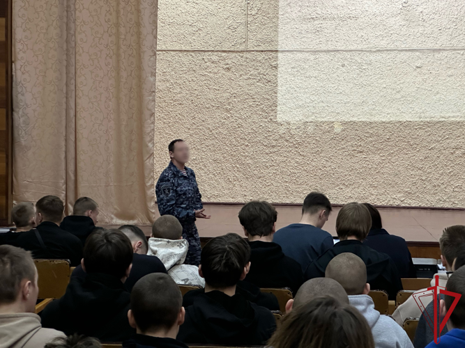 Военнослужащие Росгвардии провели для студентов патриотическое мероприятие