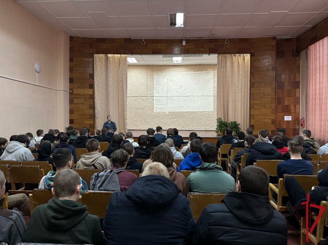 Военнослужащие Росгвардии провели для студентов патриотическое мероприятие