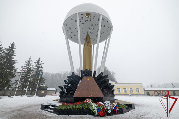 В Псковской области росгвардейцы почтили память десантников 6-й роты