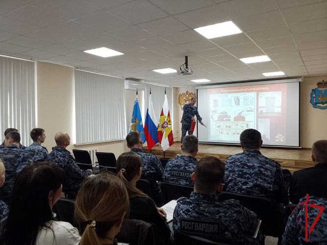 14 апреля начальником инспекции пожарной безопасности Управления в  рамках подготовке к весенне-летнему пожароопасному периоду с личным  составом проведено занятие по теме: «Требования нормативных правовых  актов по пожарной безопасности. Общие требования пожарной безопасности  на территории подведомственных объектов и вблизи лесных массивов». Доведены общие требования пожарной безопасности на территории  подведомственных объектов. Алгоритм применения первичных средств  пожаротушения.