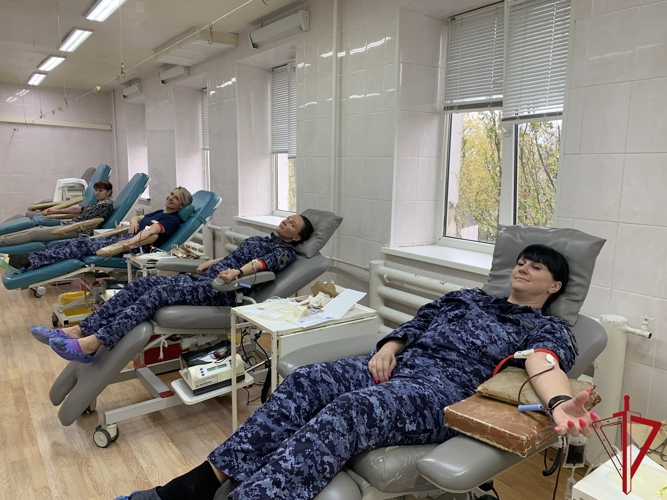 Псковские росгвардейцы приняли участие в добровольной сдаче крови