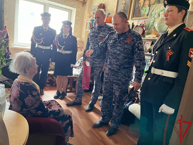 Псковские Росгвардейцы поздравили с наступающим Днем Великой Победы ветеранов