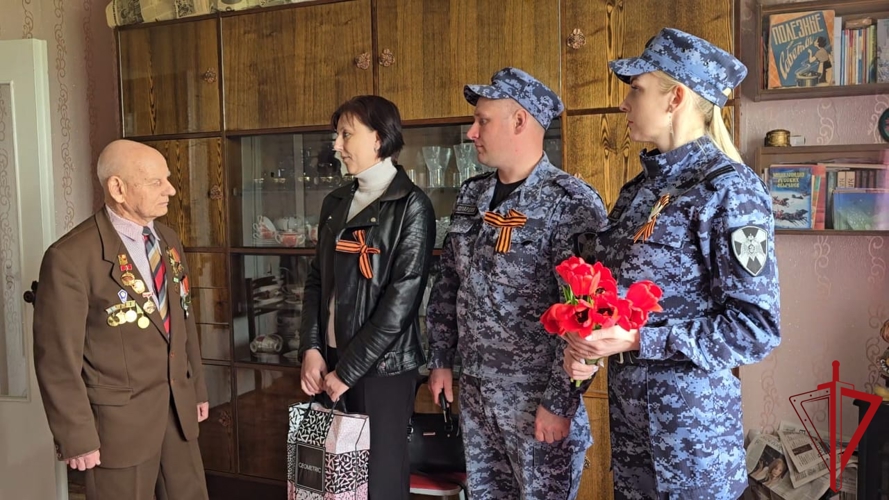 Псковские Росгвардейцы поздравили с наступающим Днем Великой Победы ветеранов