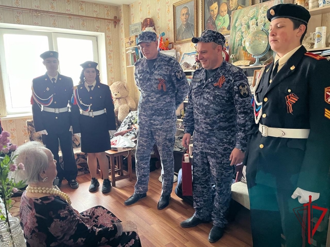 Псковские Росгвардейцы поздравили с наступающим Днем Великой Победы ветеранов