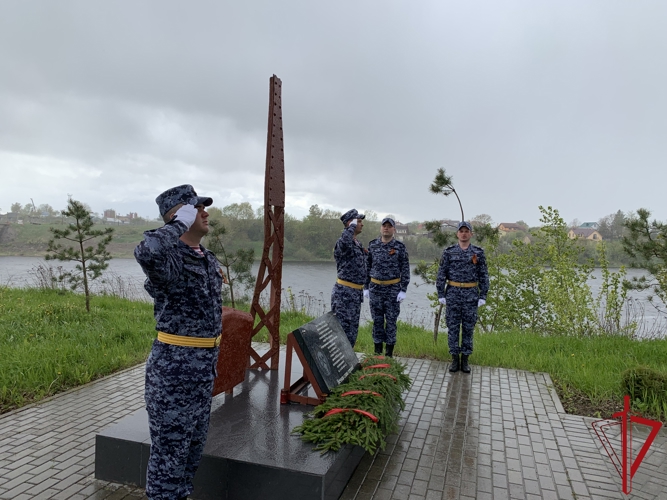 Росгвардейцы почтили память защитников Пскова