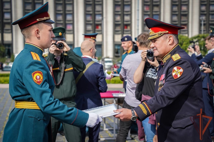 Первый выпуск офицеров Военной ордена Жукова академии войск национальной гвардии Российской Федерации состоялся в Санкт-Петербурге