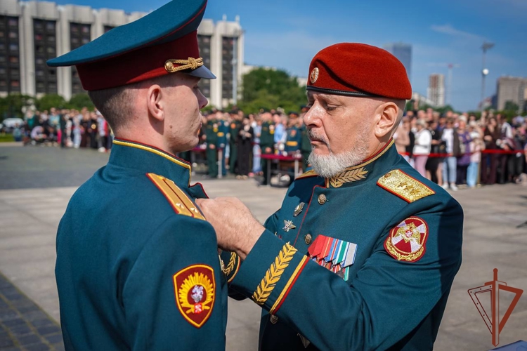 Первый выпуск офицеров Военной ордена Жукова академии войск национальной гвардии Российской Федерации состоялся в Санкт-Петербурге