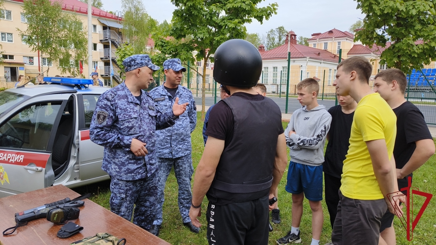 Акцию «Каникулы с Росгвардией» провели для детей в Печорах 