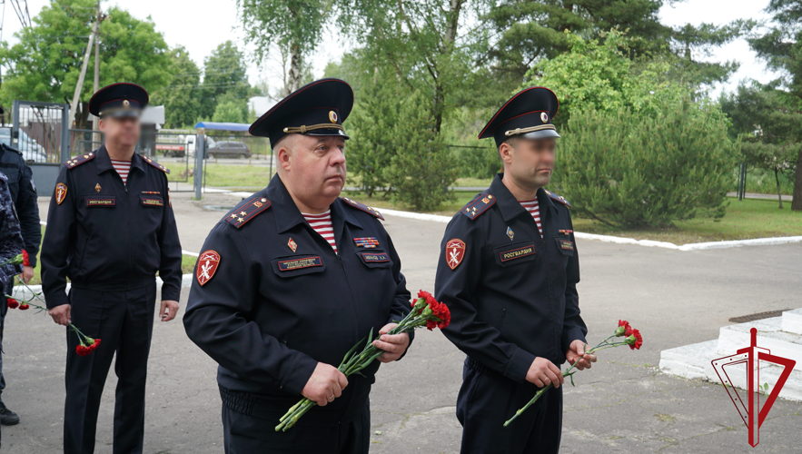 Псковские росгвардейцы почтили память партизан и подпольщиков