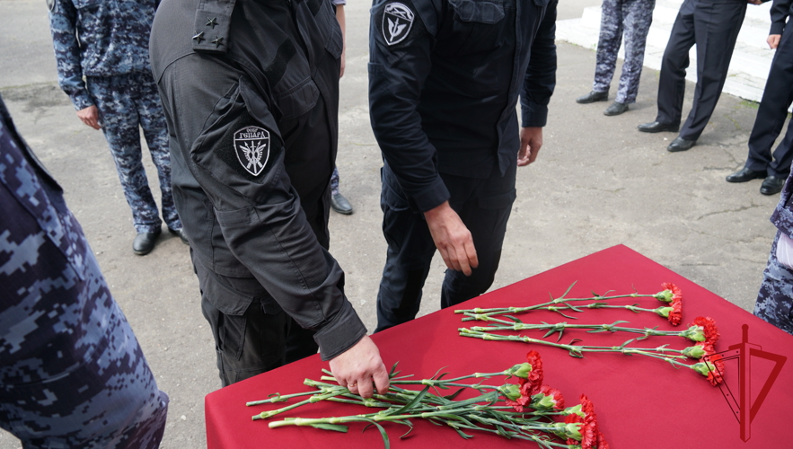 Псковские росгвардейцы почтили память партизан и подпольщиков