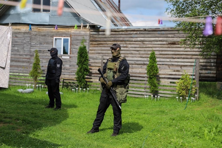 В Псковской области при силовой поддержке СОБР Росгвардии задержаны подозреваемые в нападении на сотрудника полиции