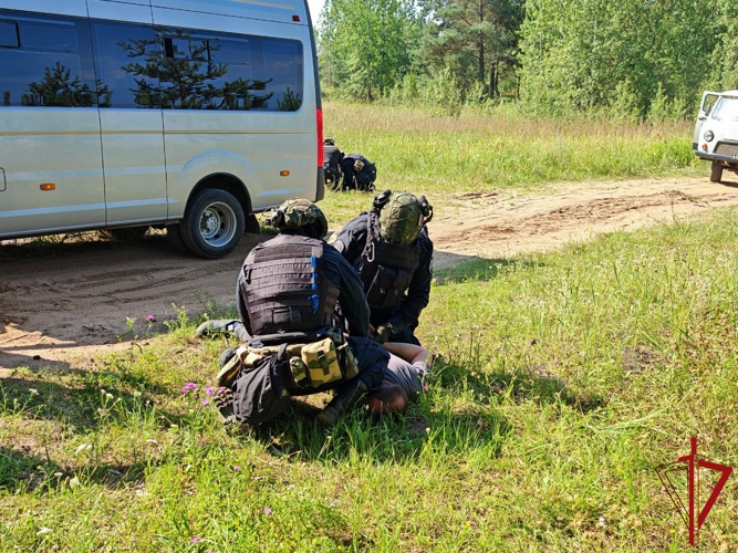 Сотрудники псковского ОМОН «Кром» Росгвардии отработали вводные задачи по  задержанию преступников