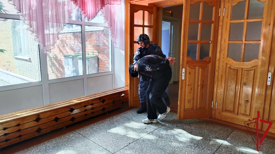 В Пскове росгвардейцы приняли участие во всероссийских учениях по обеспечению безопасности в образовательных учреждениях