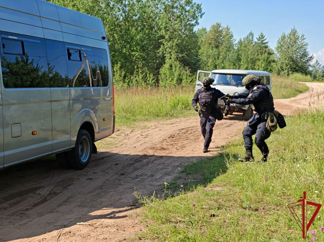 Сотрудники псковского ОМОН «Кром» Росгвардии отработали вводные задачи по  задержанию преступников