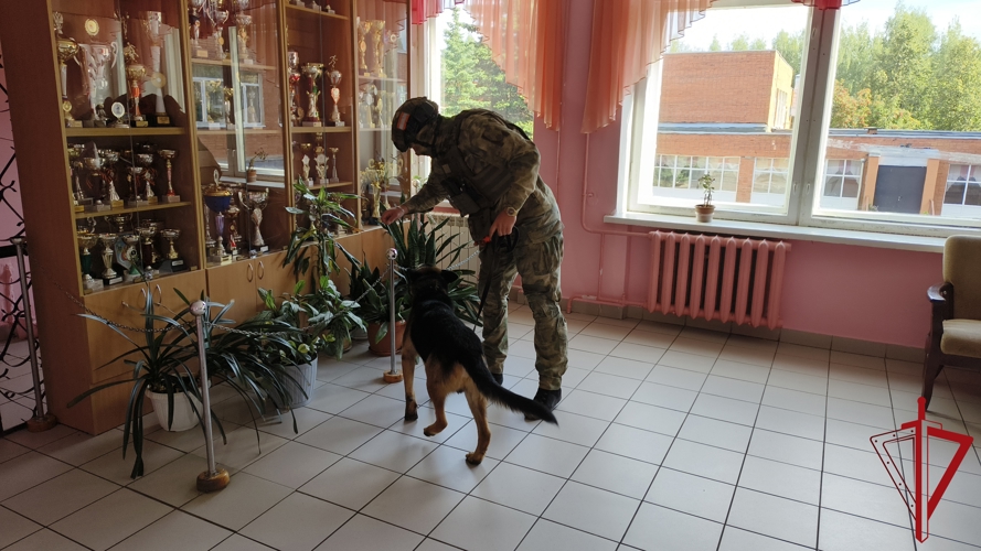 В Пскове росгвардейцы приняли участие во всероссийских учениях по обеспечению безопасности в образовательных учреждениях