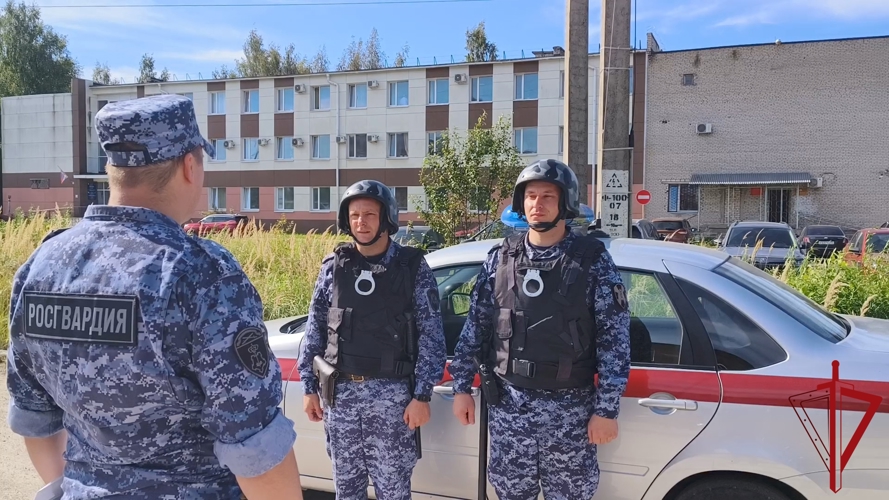 Росгвардия провела учения на избирательных участках Псковской области перед Единым днём голосования