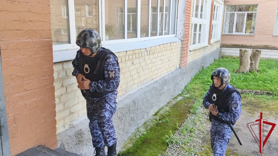 Росгвардия провела учения на избирательных участках Псковской области перед Единым днём голосования
