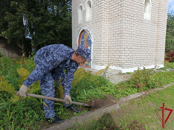 Сотрудники и военнослужащие Управления Росгвардии по Псковской области   приняли участие в осеннем субботнике