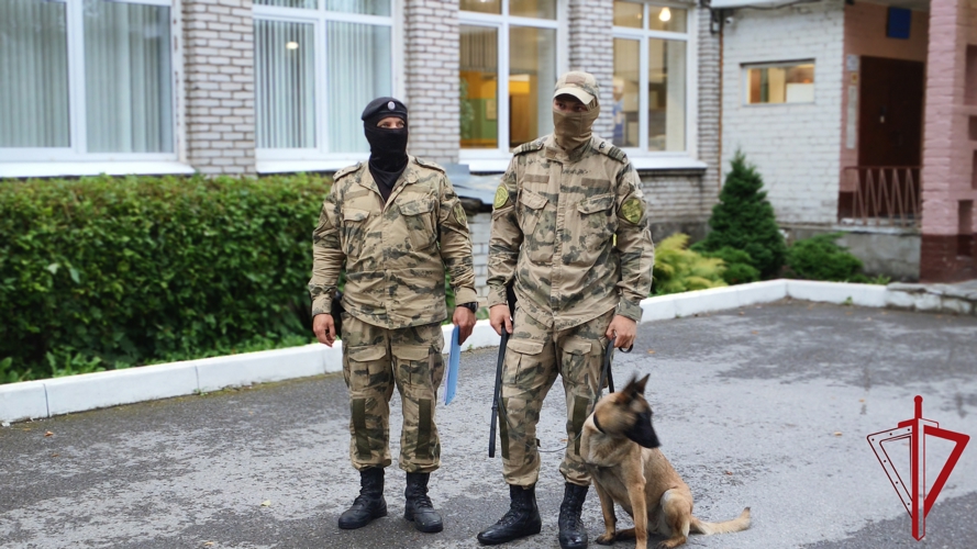 Росгвардейцы проверили безопасность псковских школ перед праздником