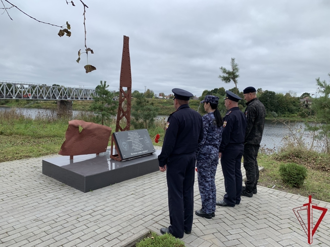 Росгвардейцы почтили память погибших при защите Отечества псковичей