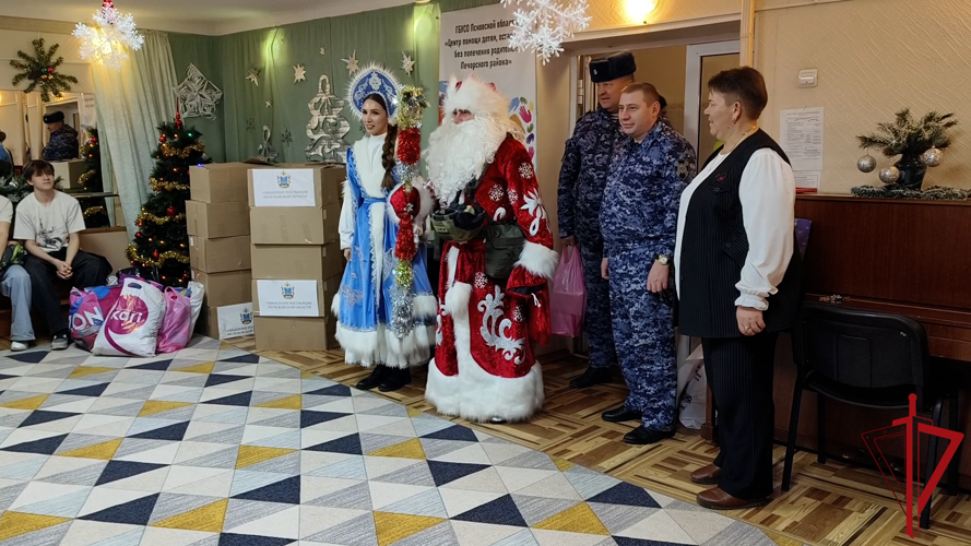 Росгвардейский Дед Мороз специального назначения подарил праздник детям в Печорах