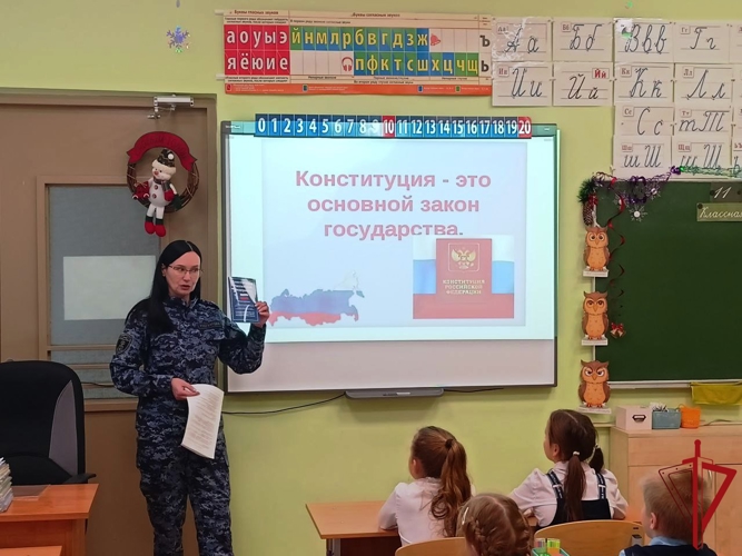 Сотрудники вневедомственной охраны Росгвардии провели уроки правовой грамотности в Псковской области