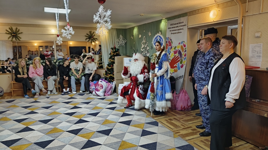 Росгвардейский Дед Мороз специального назначения подарил праздник детям в Печорах